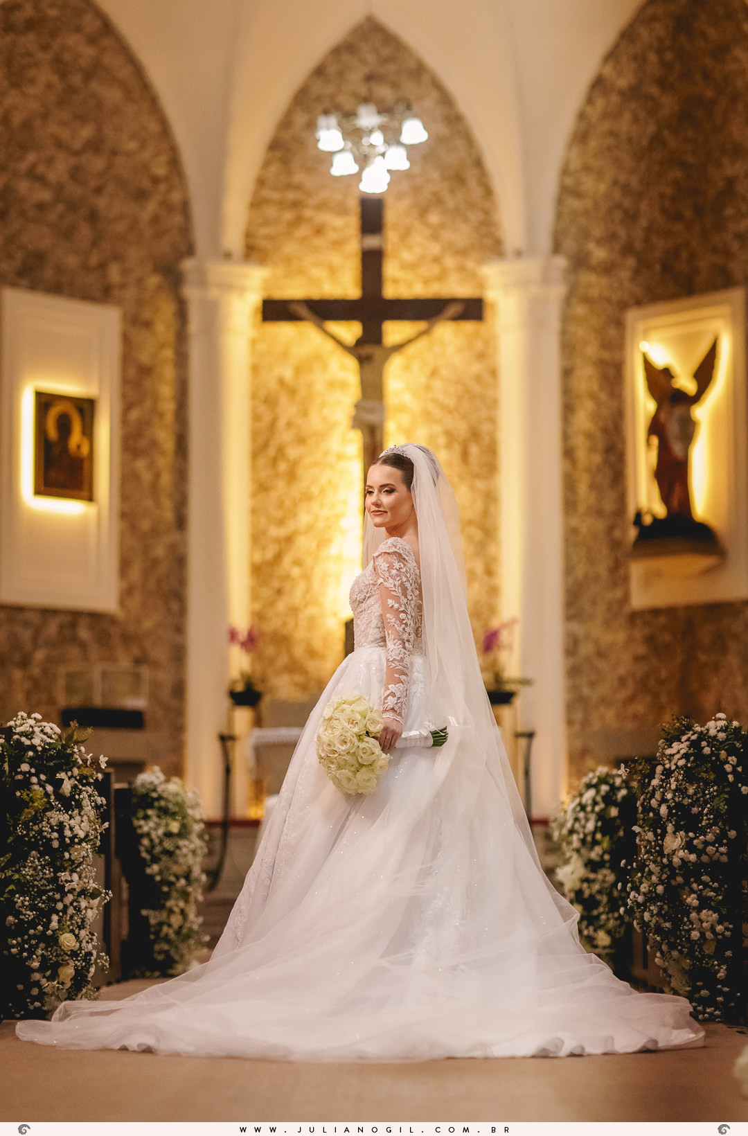 noivos em frente ao altar da igreja posando para foto