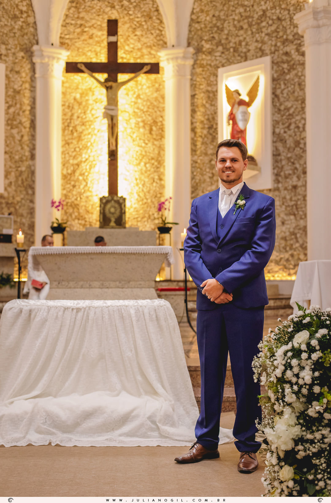 noivo aguardando a noiva no altar antes da cerimônia