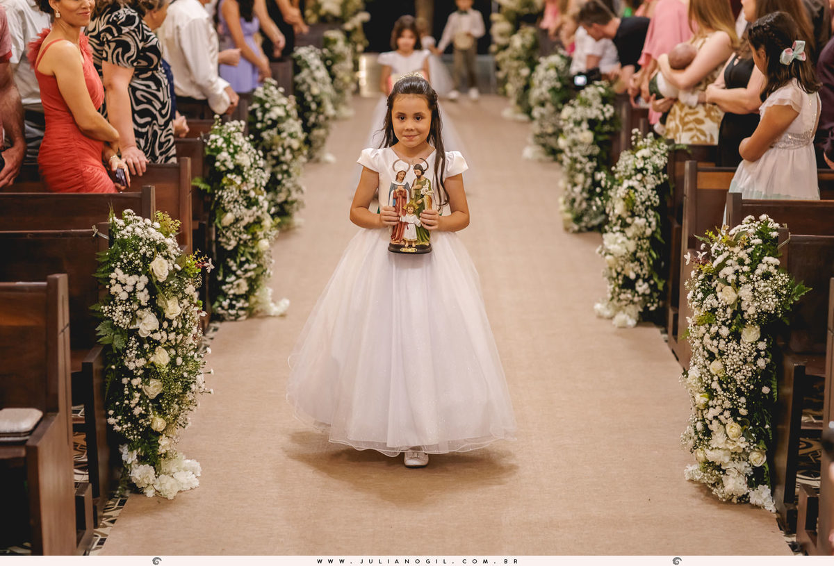 daminha entrando com imagem da sagrada família na igreja