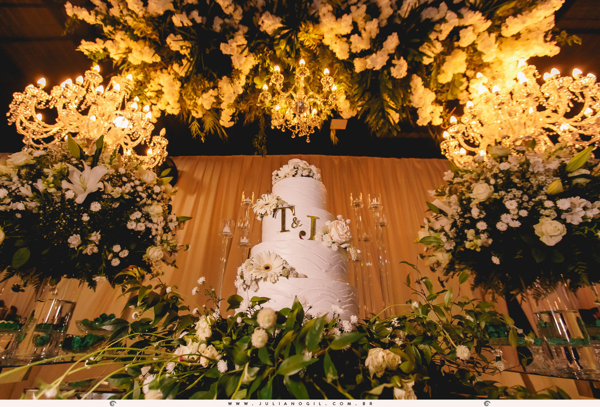 mesa de doces e bolo da festa de casamento da taís e do josé cassiano