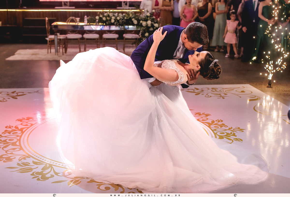 noivos se beijando após dança dos noivos na festa de casamento