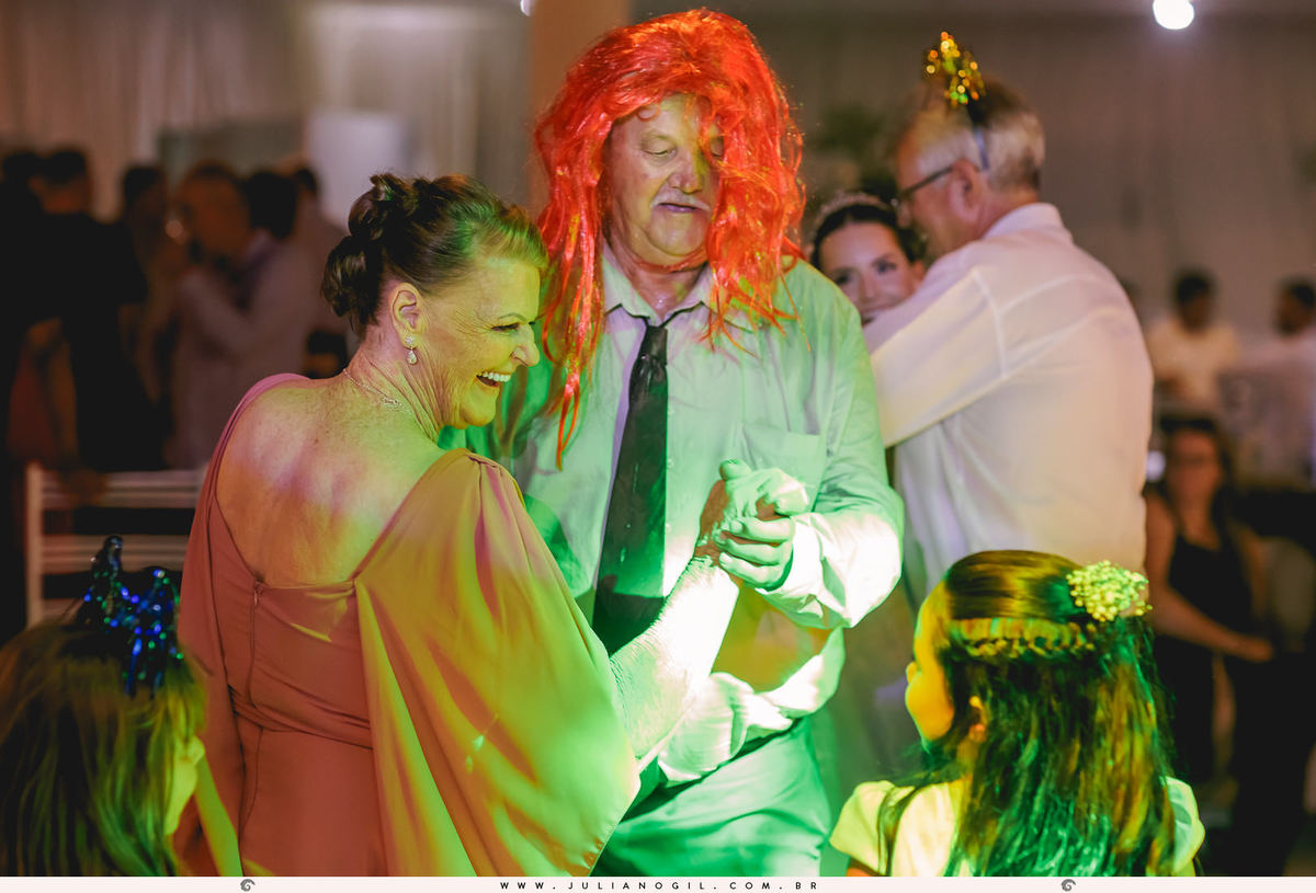 convidados dançando com peruca durante a festa de casamento