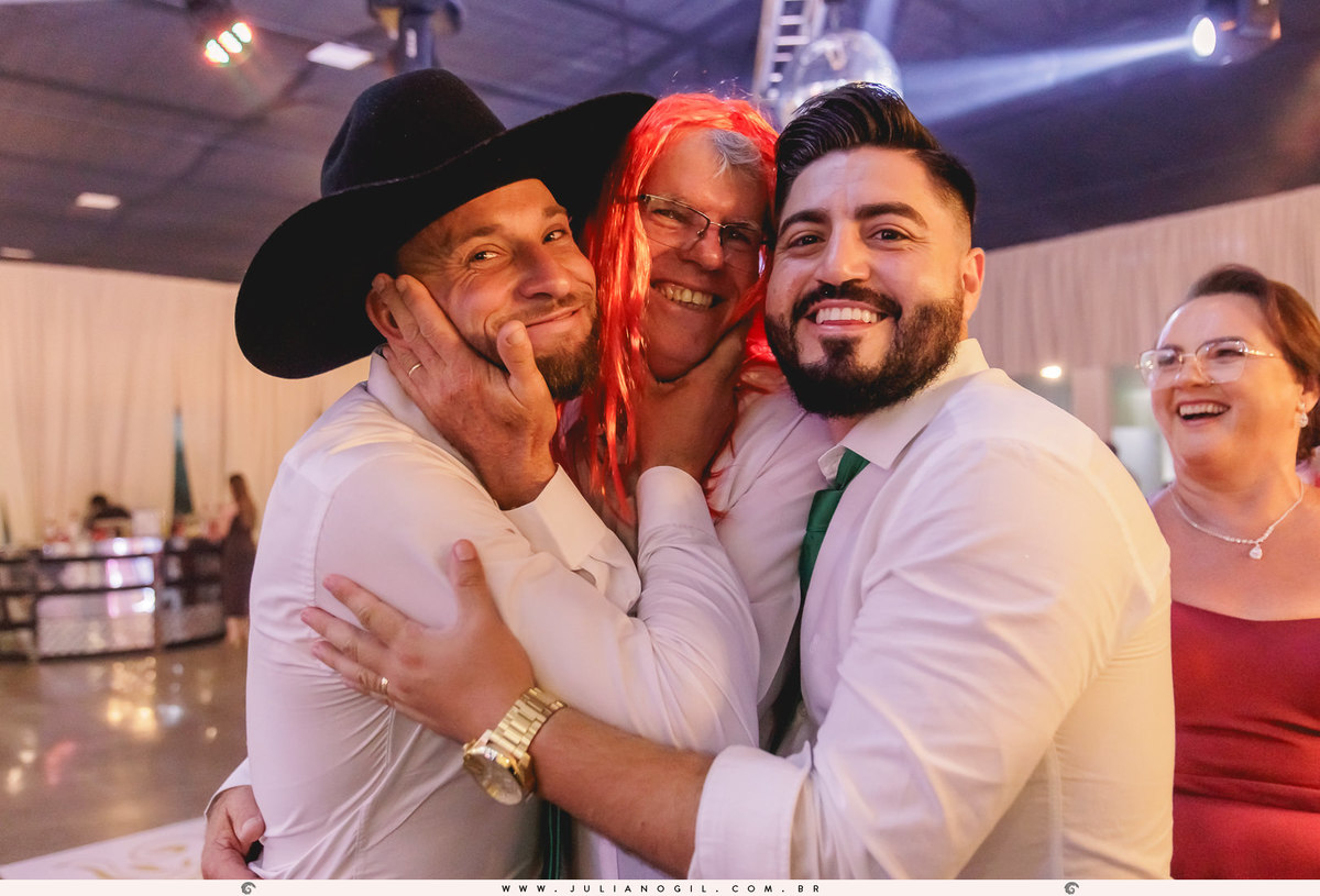 amigos usando peruca durante a festa de casamento