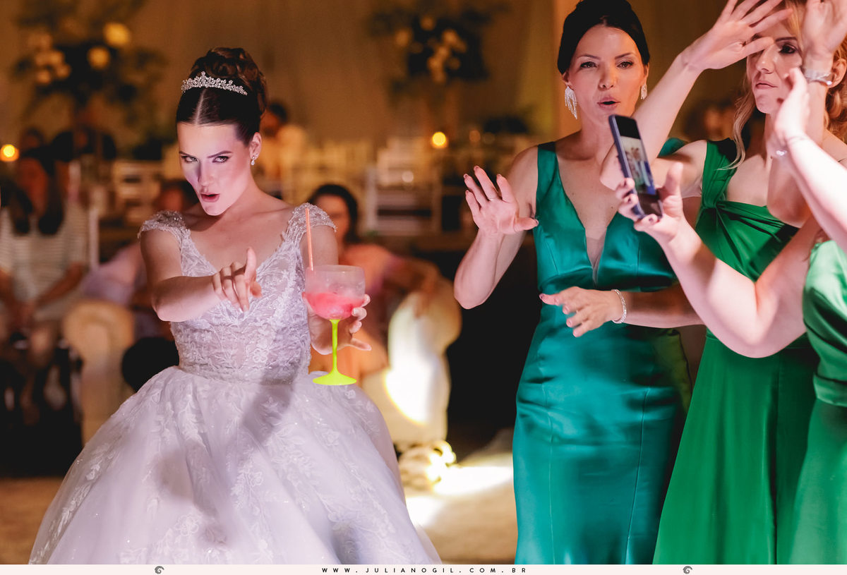 noiva dançando com amigas