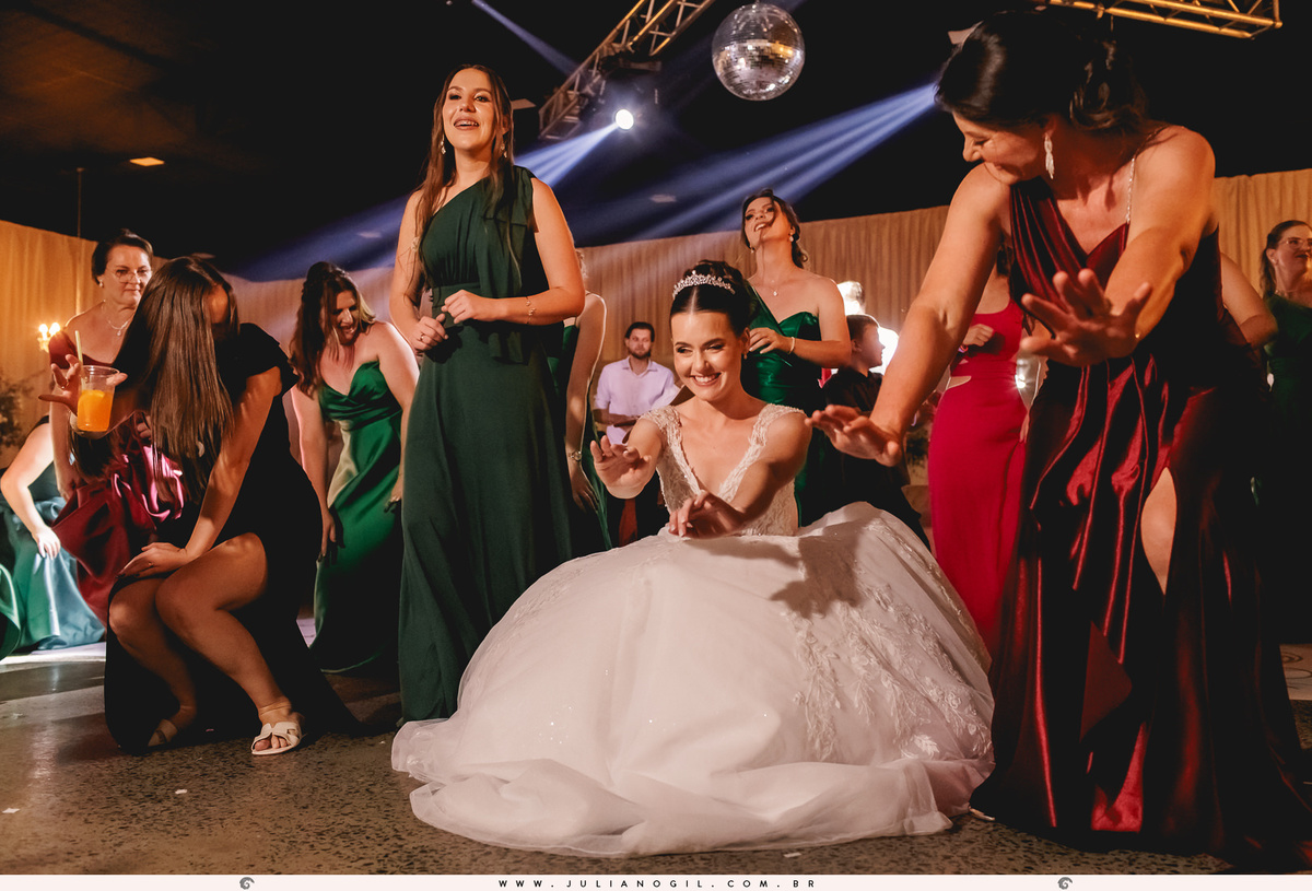noiva descendo até o chão durante dança em festa de casamento