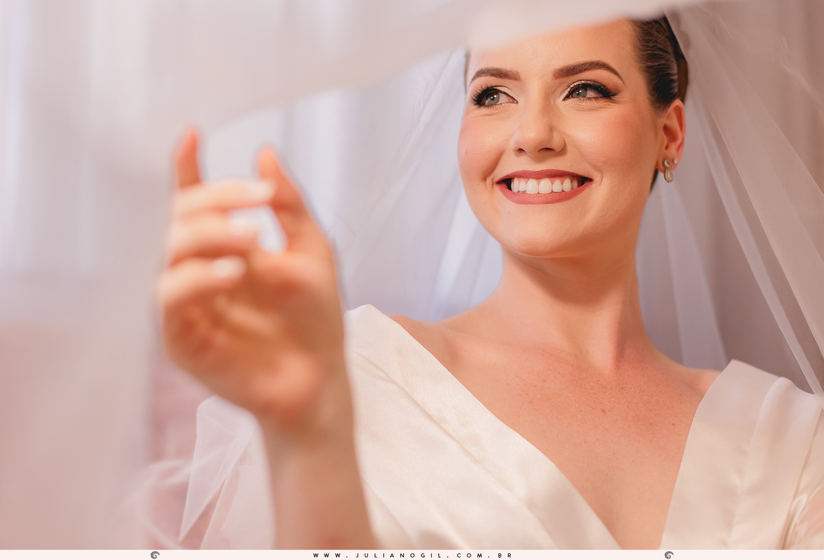 foto posada da noiva com enfase no olhar dela