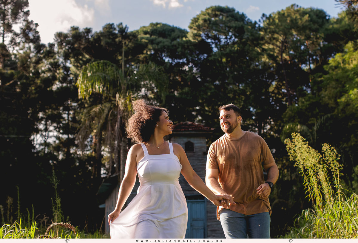 casal correndo em frente a uma igreja antiga  na floresta nacional de irati