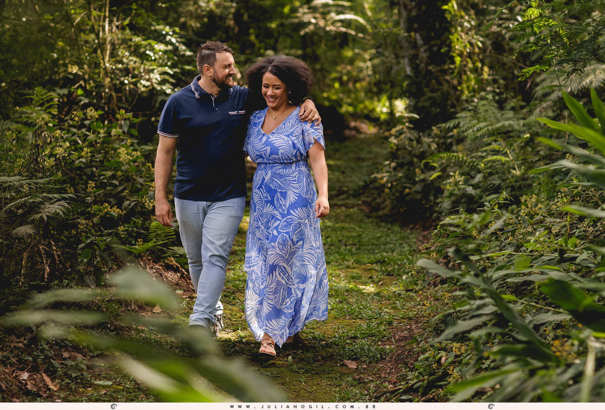 casal caminhando em meio às árvores na  na floresta nacional de irati