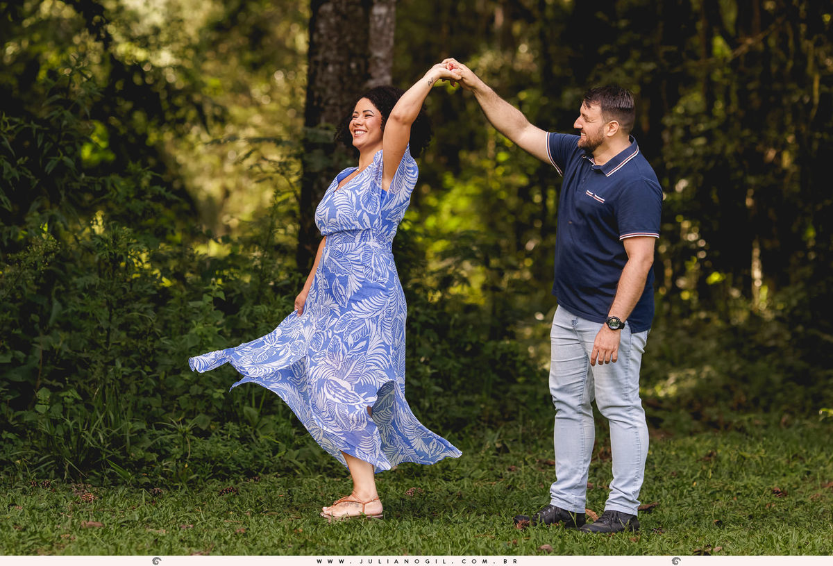 casal dançando a céu aberto com a floresta ao fundo em irati paraná