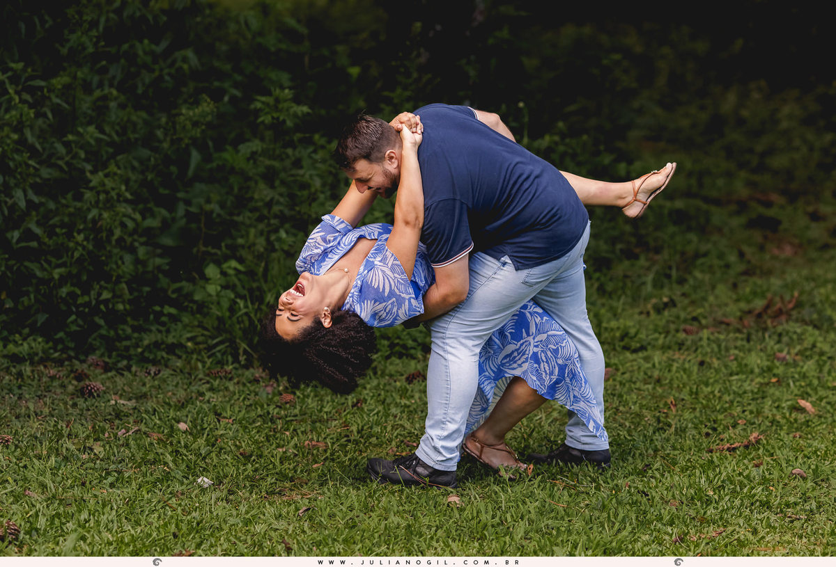 casal dançando a céu aberto com a floresta ao fundo em irati paraná