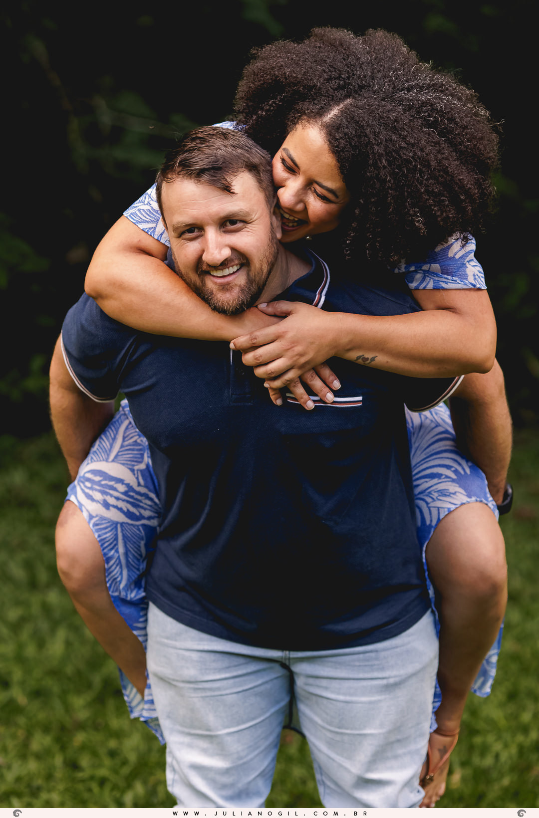 noivo carregando a noiva nas costas 