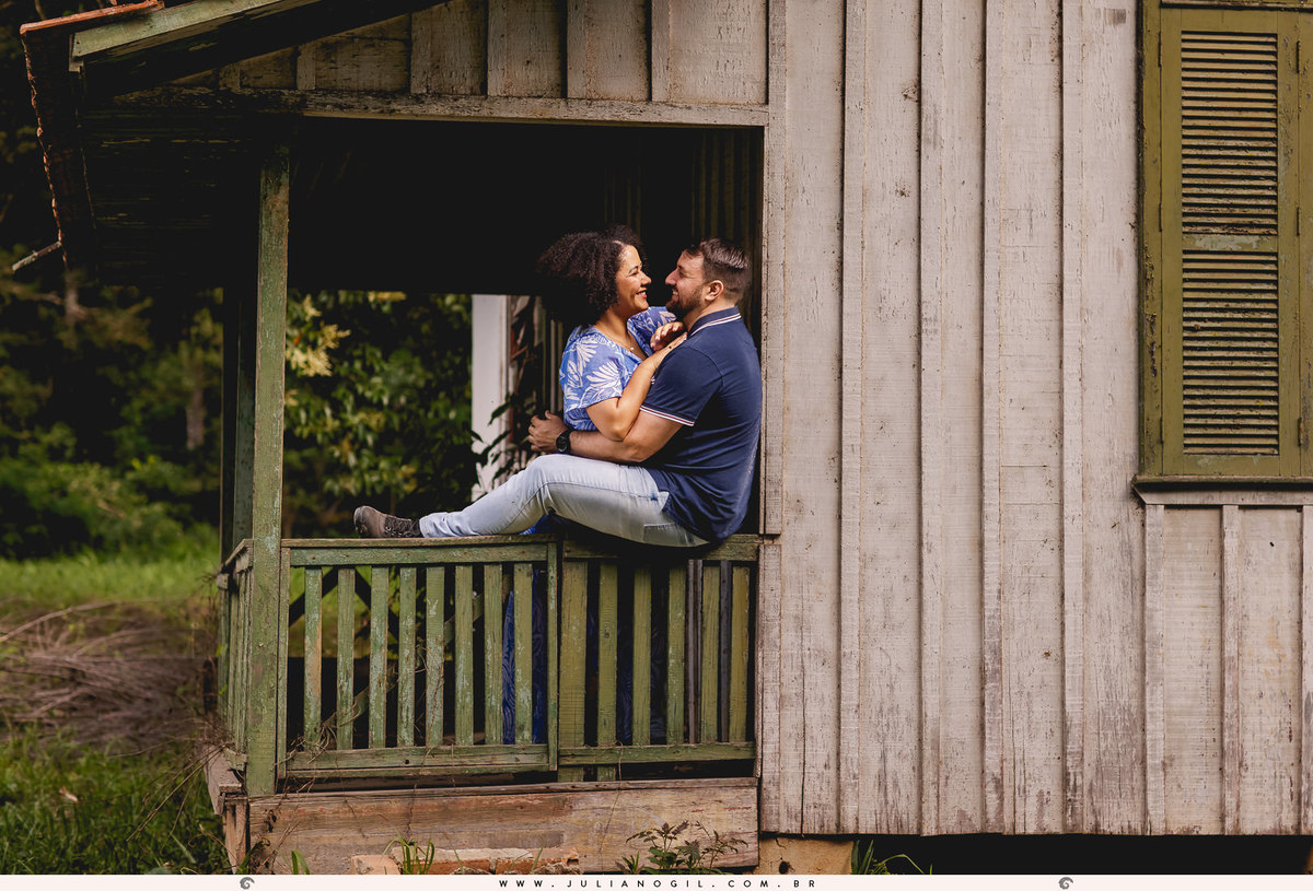 casal sentado na varanda de uma casa antiga  na floresta nacional de irati