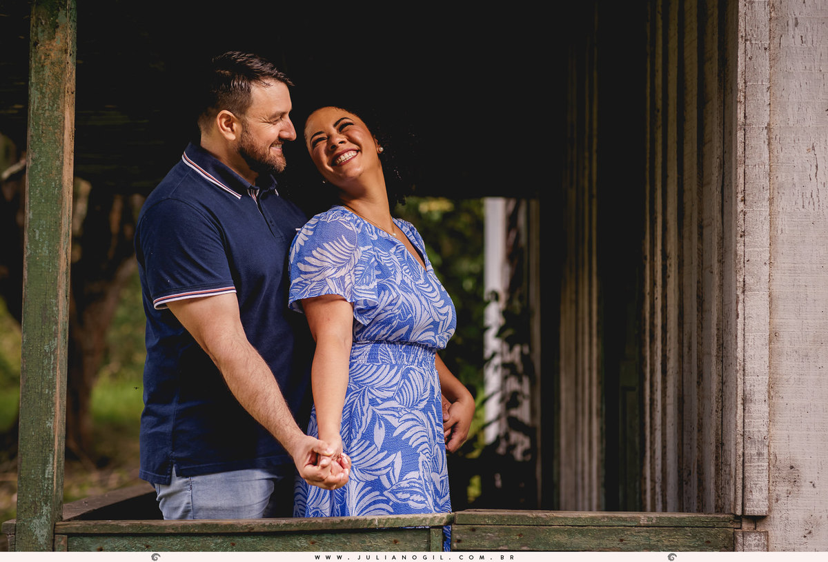 casal em pé varanda de uma casa antiga  na floresta nacional de irati