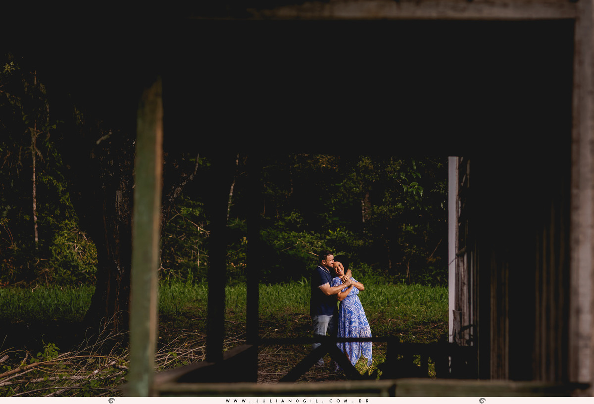 casal sendo visto pela varanda de uma casa antiga, como se fosse um quadro