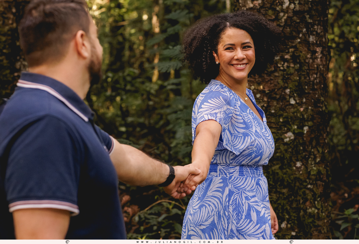 noiva olhando para seu noivo no meio da floresta, estão de mãos dadas