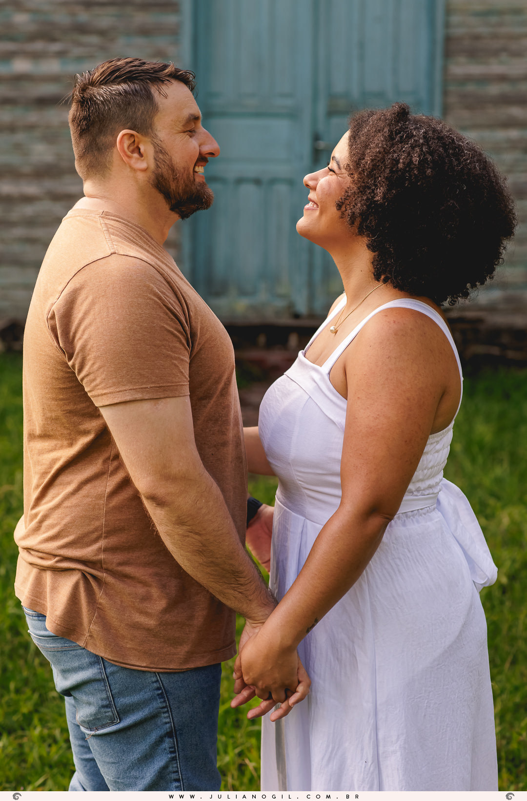 casal se olhando em frente a uma igreja antiga
