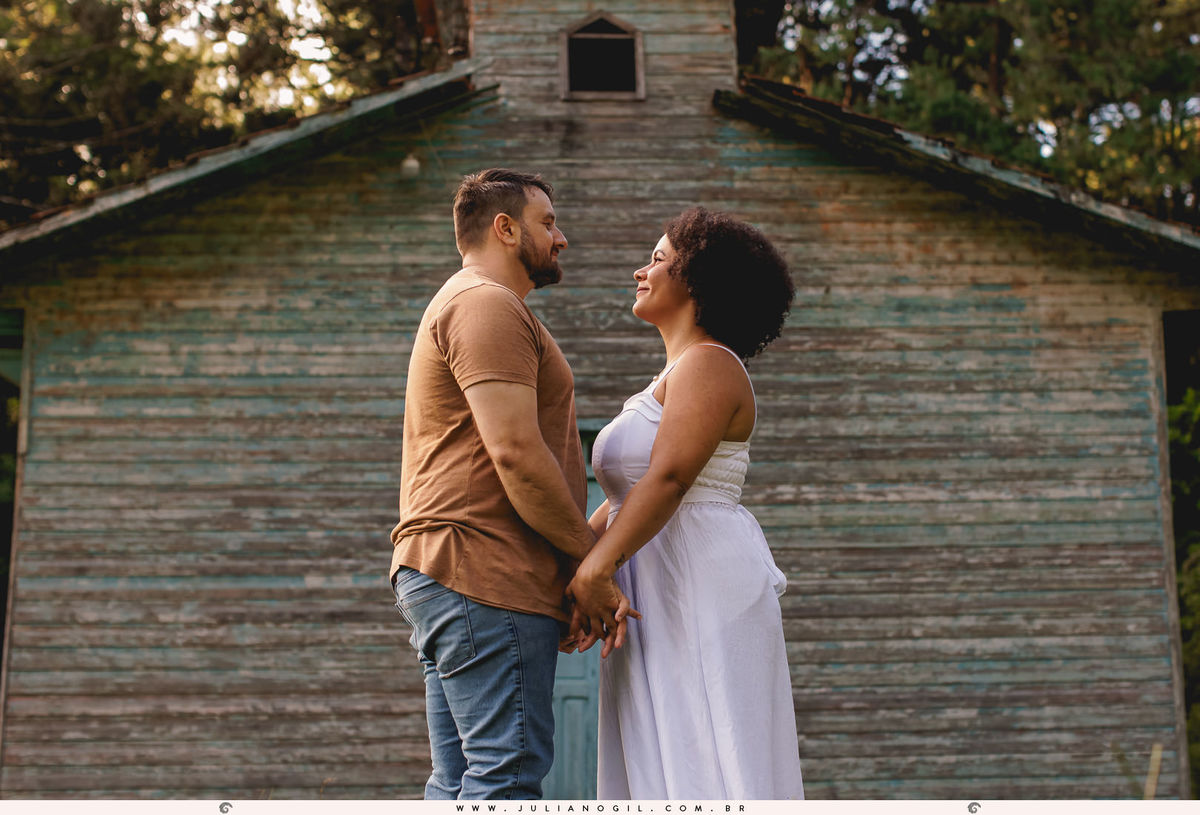 casal se olhando em frente a uma igreja antiga