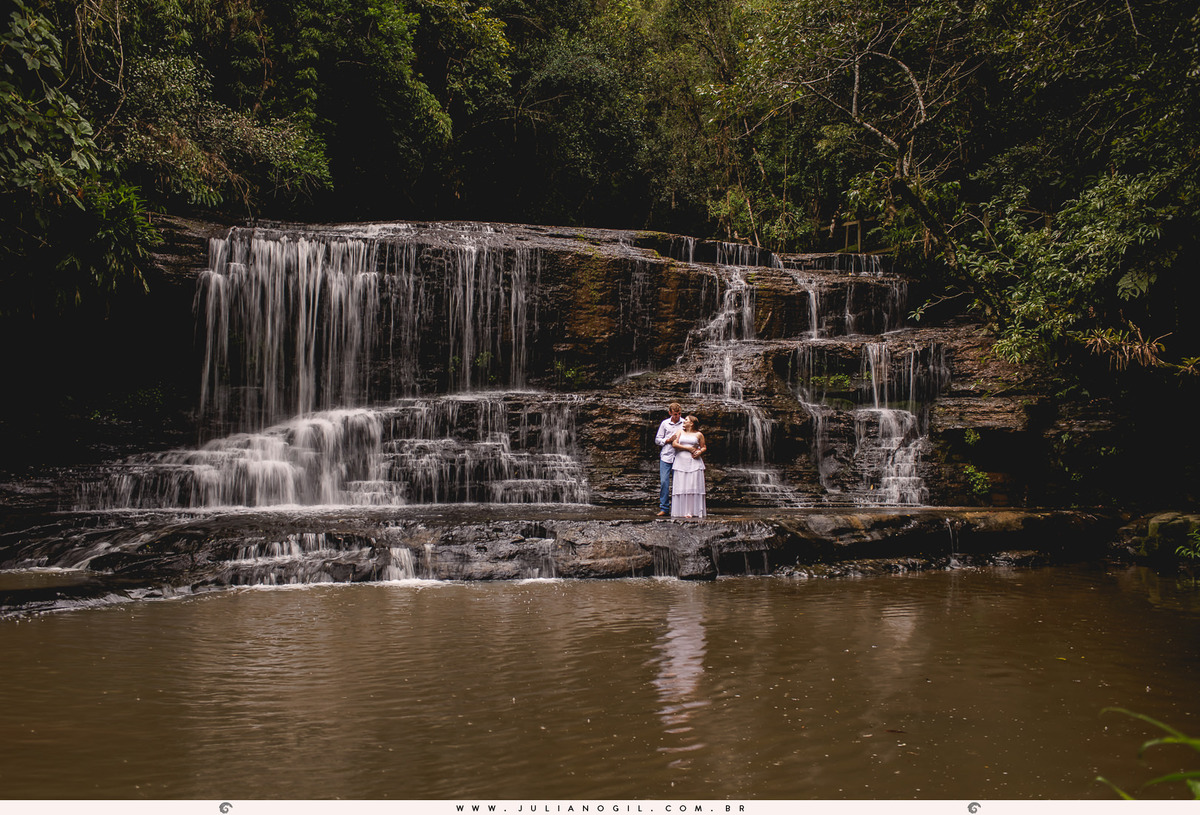 casal em frente a uma cachoeira