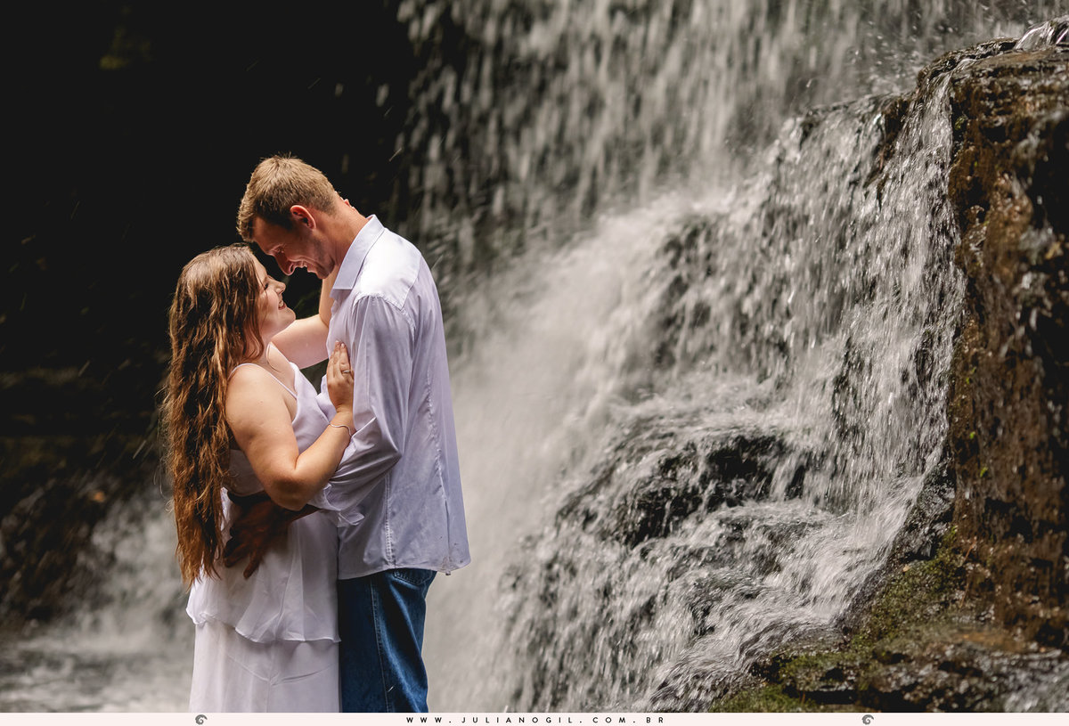 casal ao lado da cachoeira
