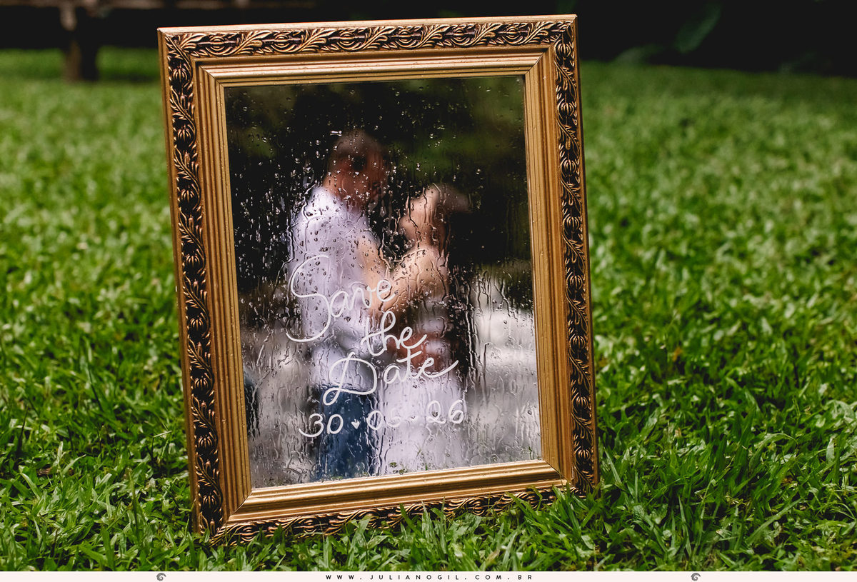 save the date em espelho com o reflexo do casal