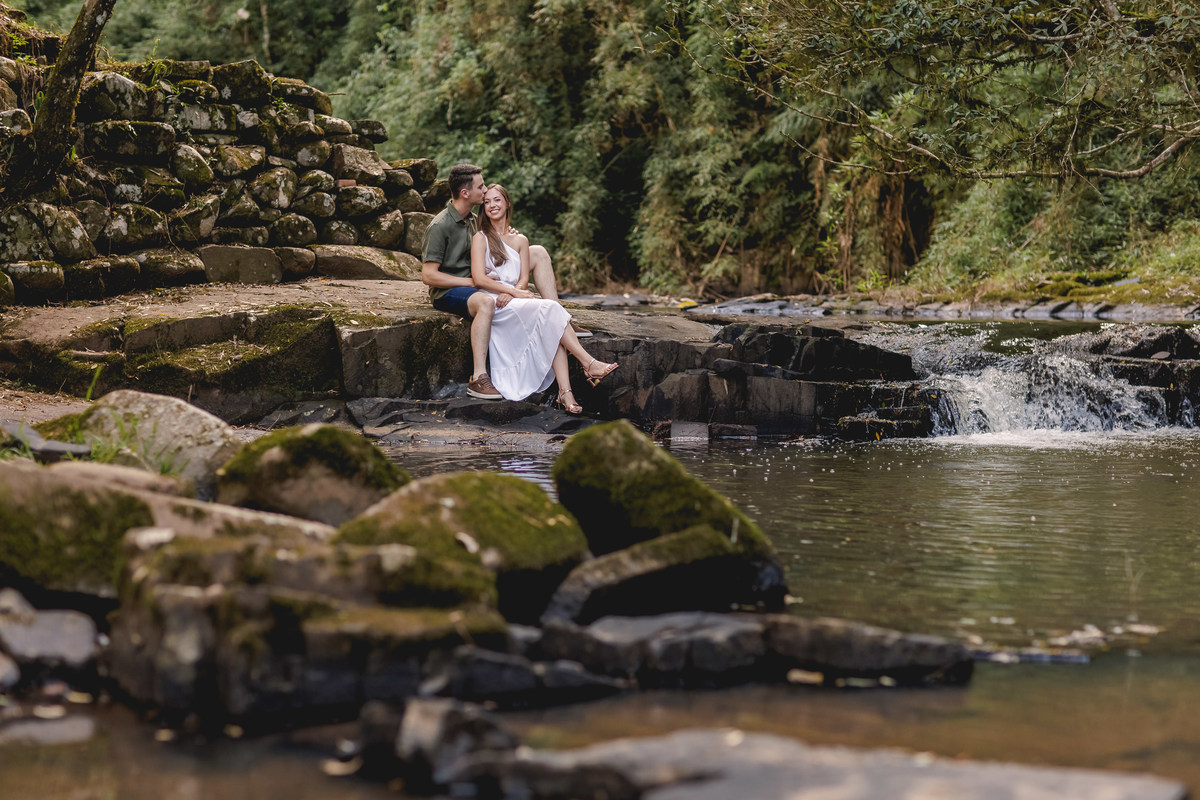 casal sentados nas pedras