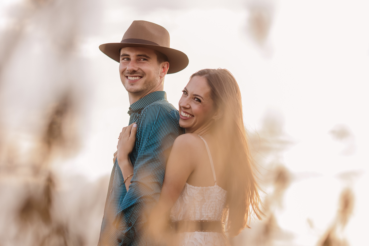 casal abraçados em meio a colheita de trigo