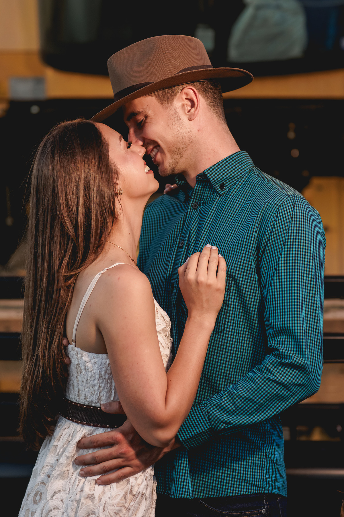 casal abraçados quase se beijando