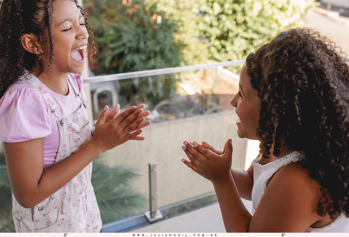 duas meninas brincando e rindo