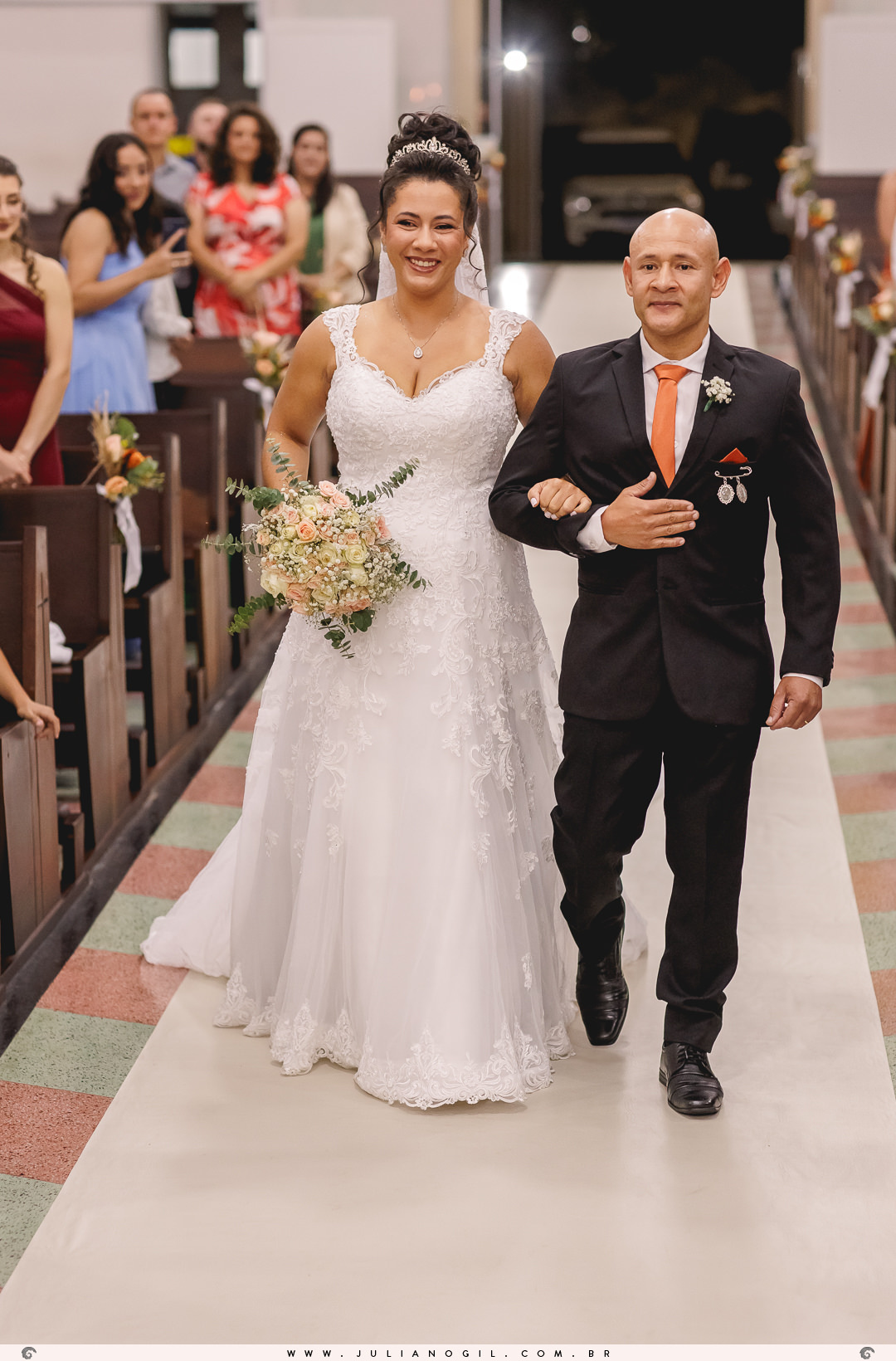 entrada da noiva e seu irmão na igreja perpétuo socorro