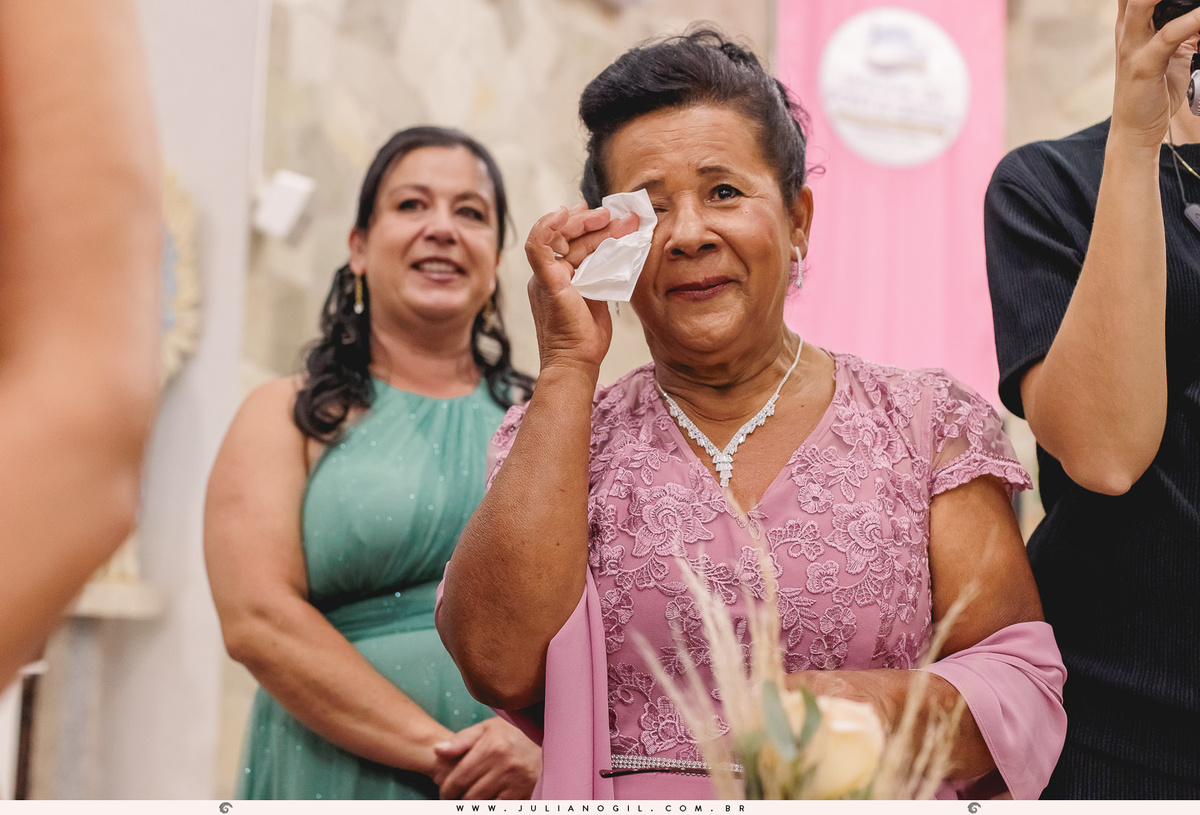 mãe da noiva emocionada com a entrada da filha na igreja