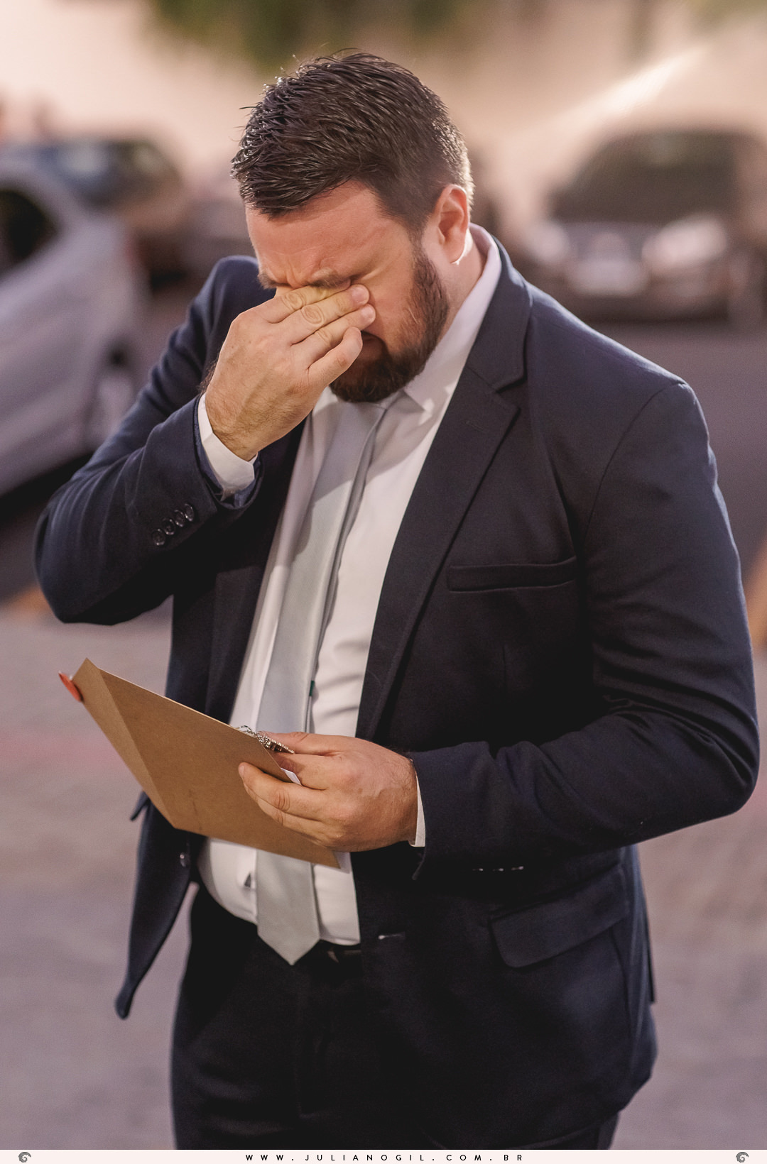 noivo emocionado segurando um envelope nas mãos