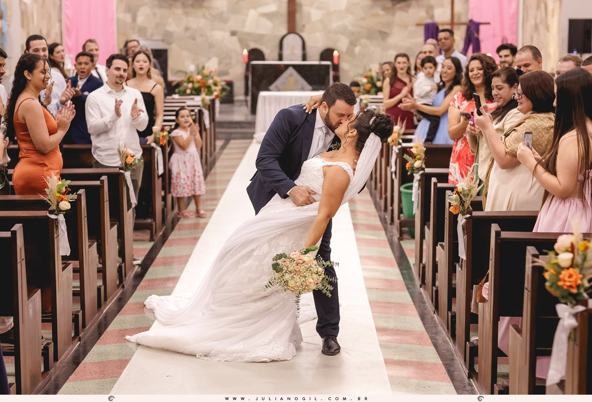 casal se beijando no corredor da igreja perpétuo socorro