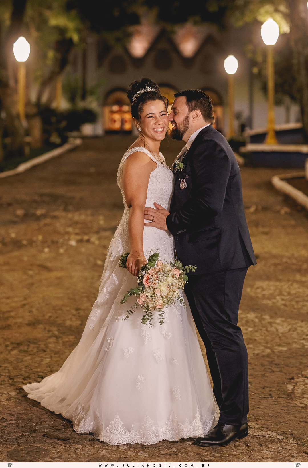 casal agraçados em meio a uma praça