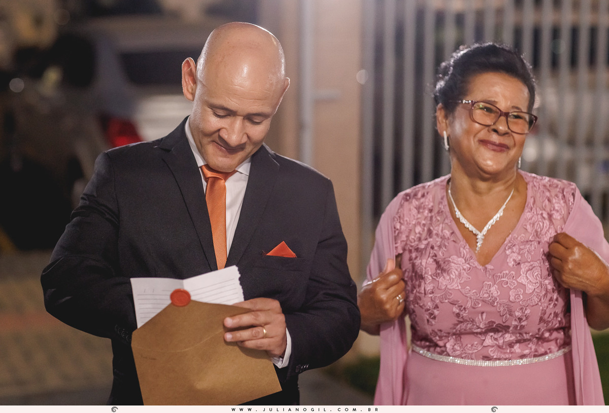 mãe e irmão da noiva recebendo um envelo