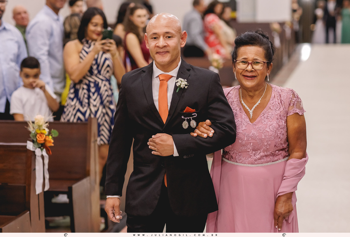 entrada da mãe e irmão da noiva na igreja perpétuo socorro