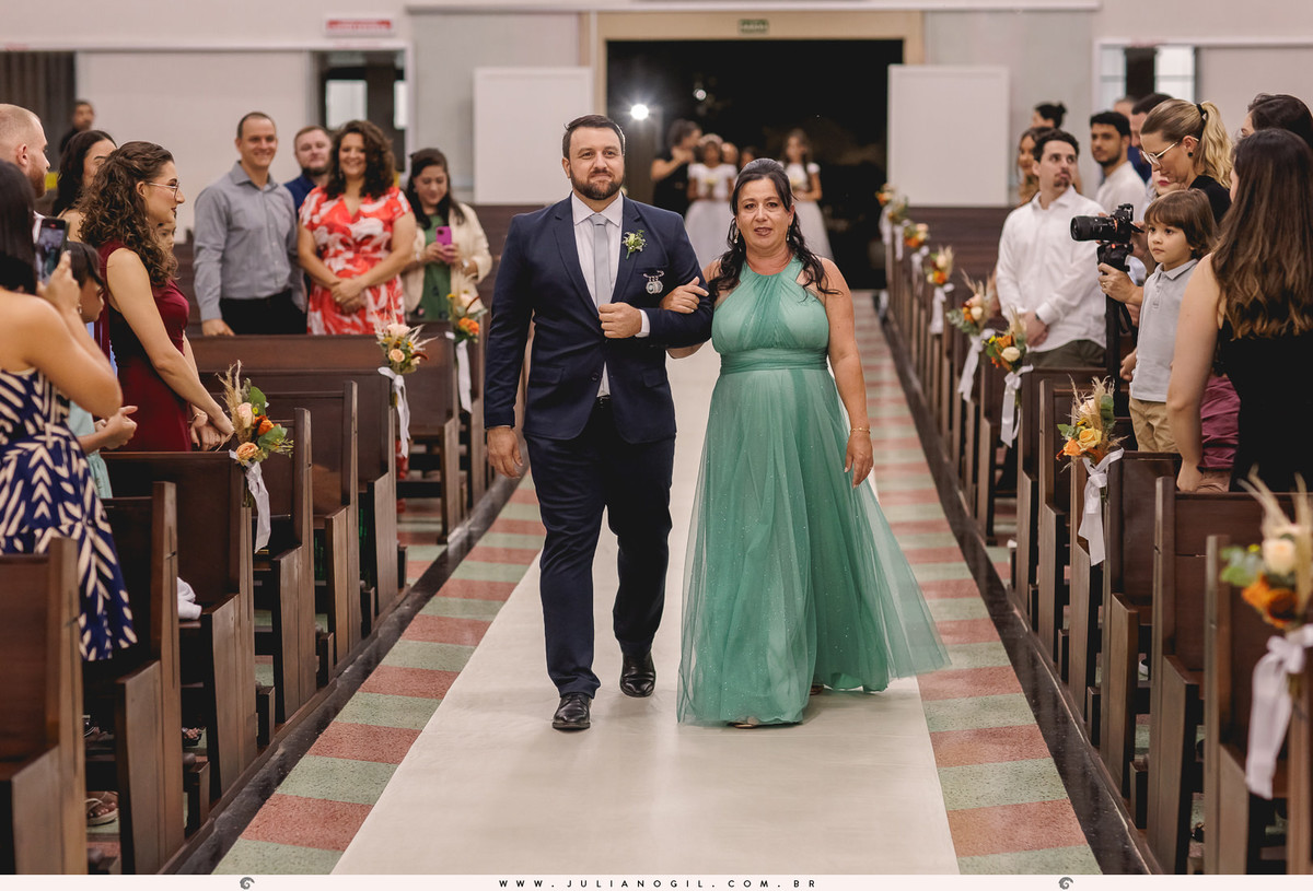 entrada do noivo e sua irmã na igreja perpétuo socorro