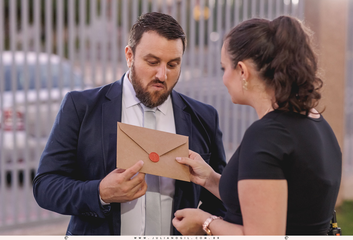 noivo recebendo envelope pelas mãos da cerimonialista