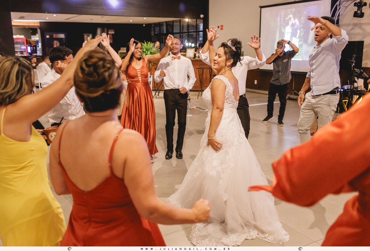 noiva dançando no meio do círculo de padrinhos na festa de casamento