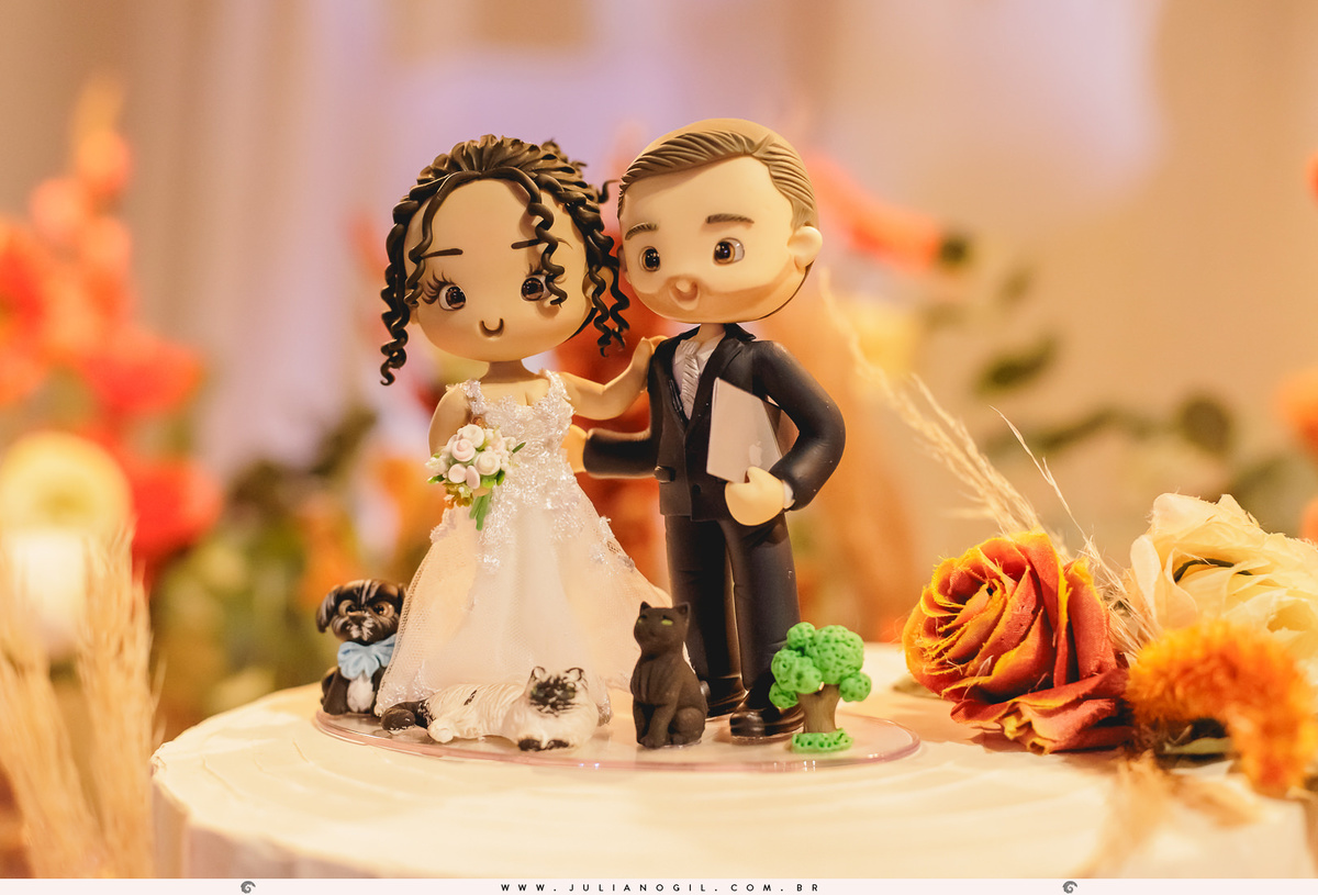 topo de bolo com imagem do casal e os animais de estimação