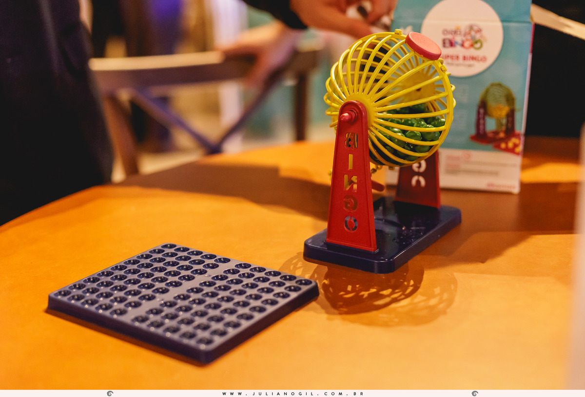 jogo de bingo sobre a mesa
