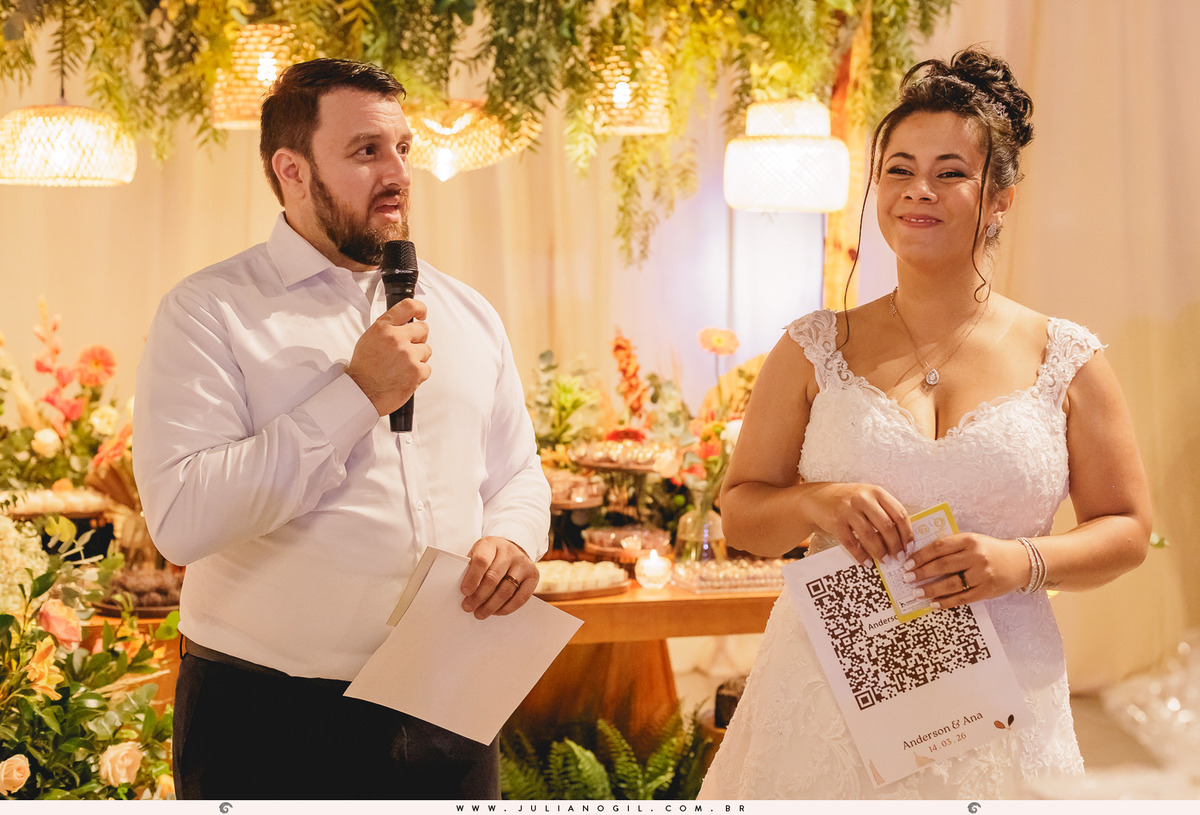 noivos com microfone fazendo discurso na festa de casamento