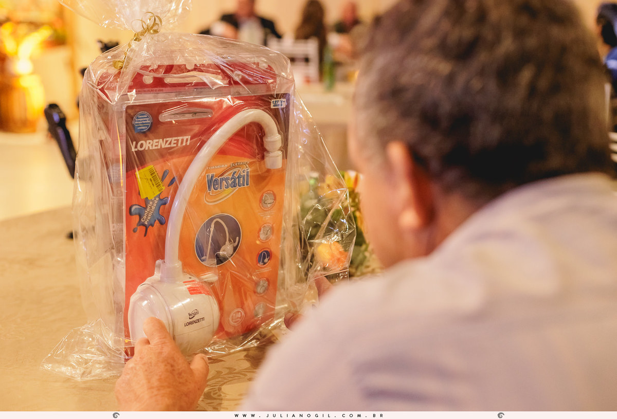 chuveiro, um dos prêmios do bingo, sobre a mesa na festa de casamento