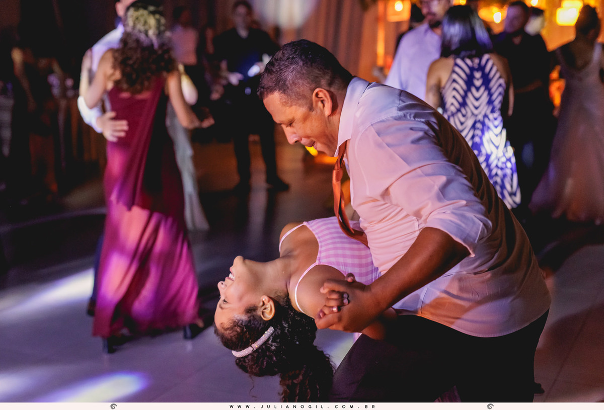 padrinho e filha dançando na festa de casamento
