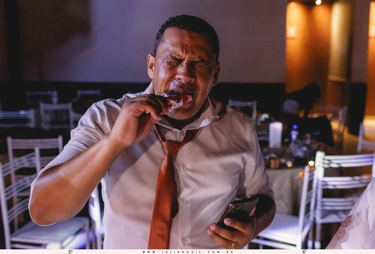 homem comendo um sorvete e fazendo careta