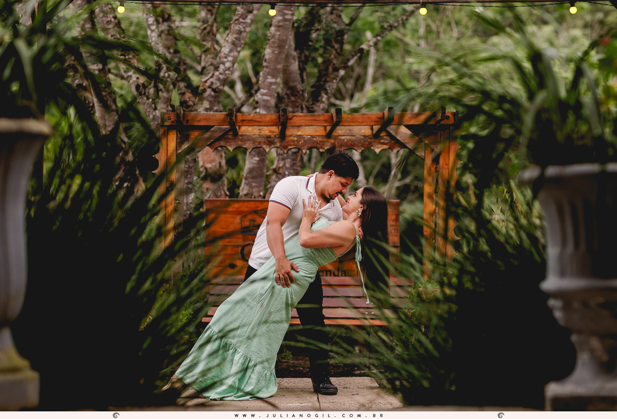 casal sendo visto através de alguns galhos de plantas