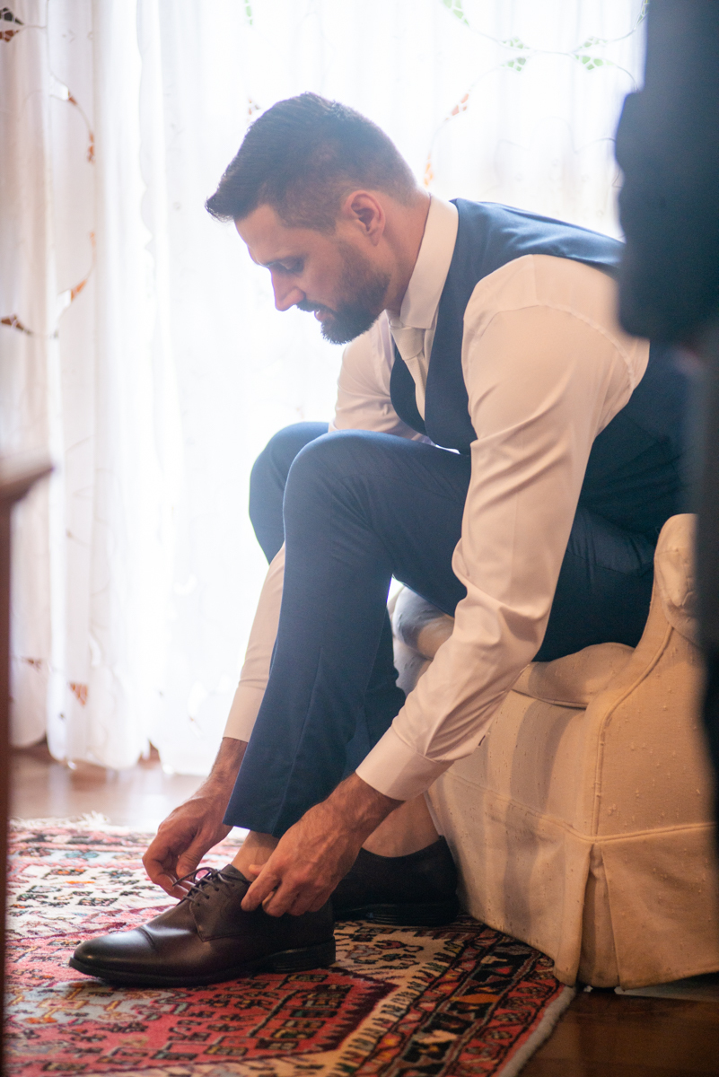 Making of do noivo em Cotia: Momentos de reflexão e alegria pré-casamento. Entre risos e ajustes finais, capturamos a essência da espera emocionante
