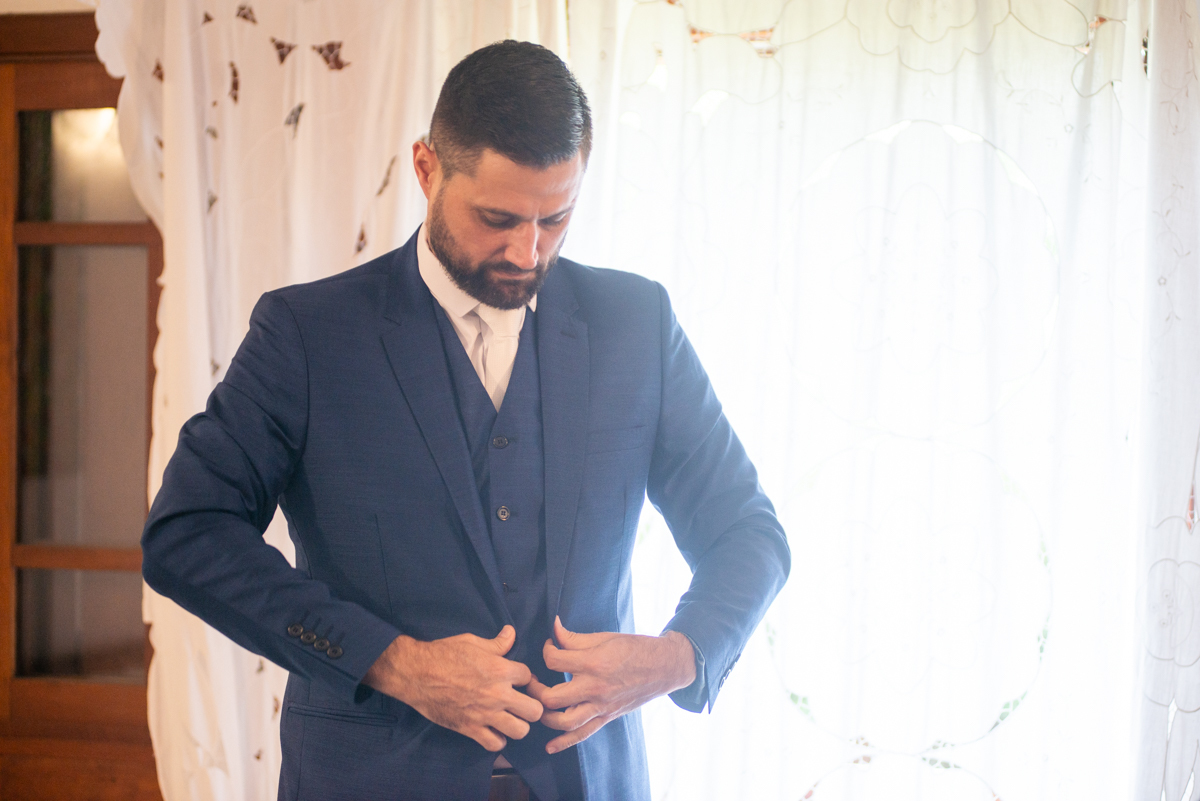 Making of do noivo em Cotia: Momentos de reflexão e alegria pré-casamento. Entre risos e ajustes finais, capturamos a essência da espera emocionante