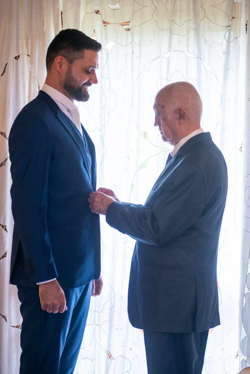 Making of do noivo em Cotia: Momentos de reflexão e alegria pré-casamento. Entre risos e ajustes finais, capturamos a essência da espera emocionante