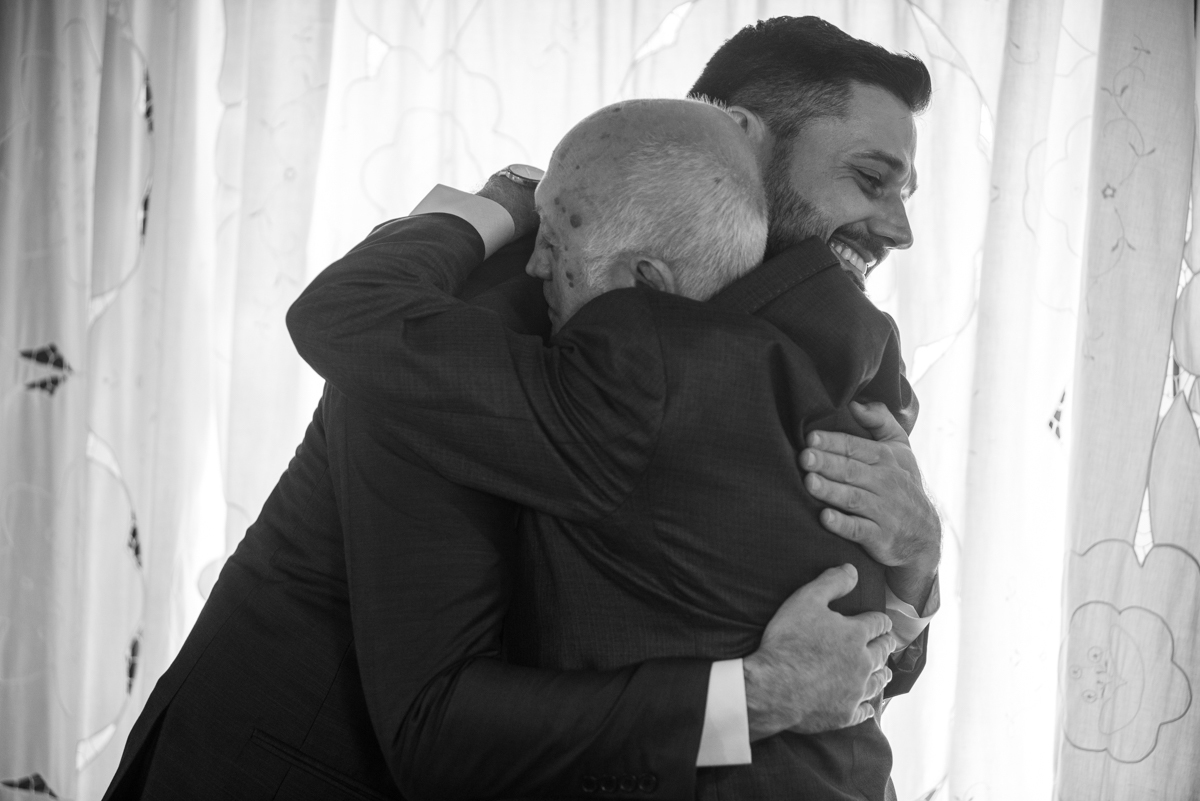 Making of do noivo em Cotia: Momentos de reflexão e alegria pré-casamento. Entre risos e ajustes finais, capturamos a essência da espera emocionante