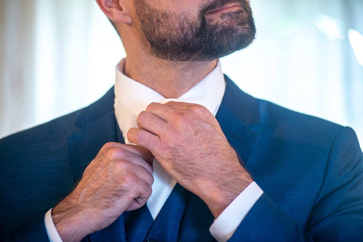 Making of do noivo em Cotia: Momentos de reflexão e alegria pré-casamento. Entre risos e ajustes finais, capturamos a essência da espera emocionante